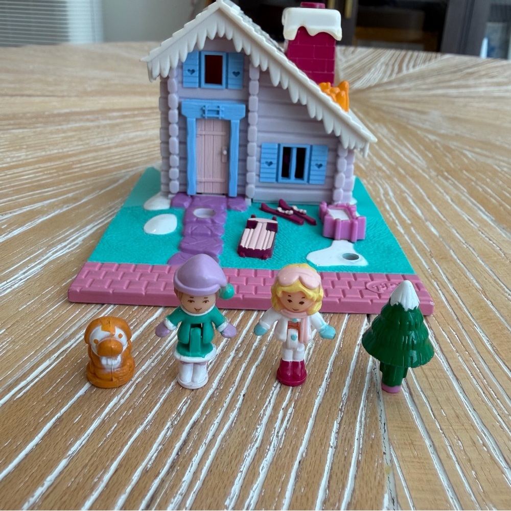 1993 COMPLETE Ski Lodge Polly Pocket Bluebird with tree and dog